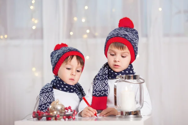 Dos chicos adorables, escribiendo una carta a Santa — Foto de Stock