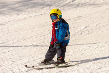 Sevimli küçük çocuk, mutlu bir şekilde Kayak Avusturya Kayak beldesinde mo