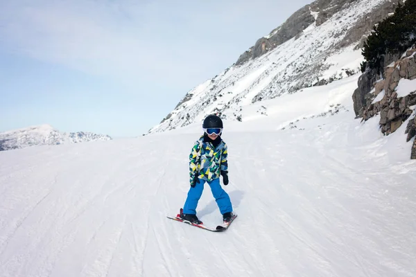 Schattige kleine jongen, skiing in Oostenrijks ski-oord — Stockfoto