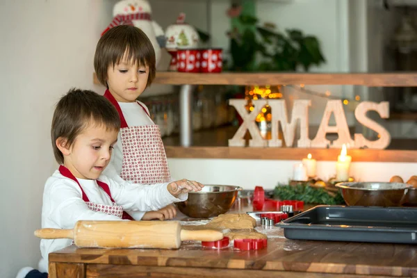 Två söta barn, pojke bröder, förbereder pepparkakor — Stockfoto