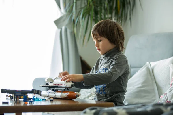 Bambino carino, bambino in età prescolare, giocare a casa in soggiorno — Foto Stock