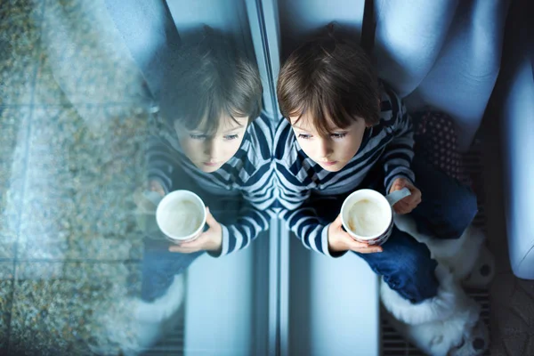 Adorable niño preescolar, niño, bebiendo leche, sentado en —  Fotos de Stock