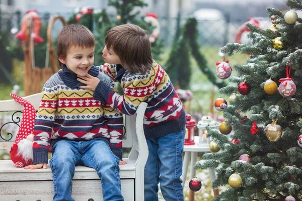 Dos adorables niños, hermanos varones, divirtiéndose al aire libre en el — Foto de Stock