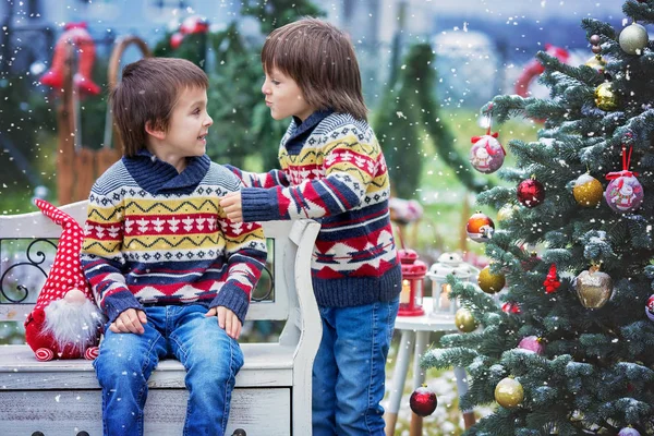 Dos adorables niños, hermanos varones, divirtiéndose al aire libre en el — Foto de Stock