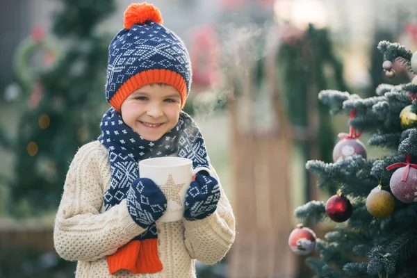 Bela criança da escola, menino, segurando caneca de Natal, bebendo chá — Fotografia de Stock