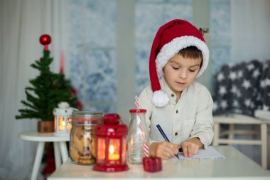 Okul öncesi çocuk, çocuk, Noel Baba'ya mektup yazma evde, sno