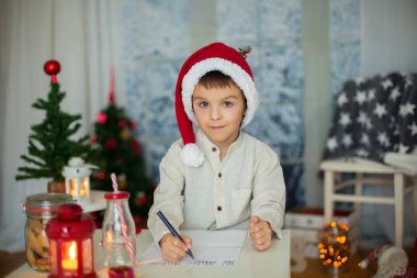 Okul öncesi çocuk, çocuk, Noel Baba'ya mektup yazma evde, sno