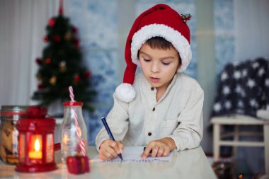 Okul öncesi çocuk, çocuk, Noel Baba'ya mektup yazma evde, sno