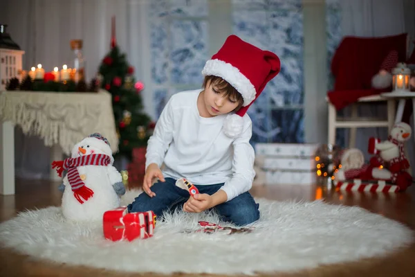 Dulce niño, rompiendo su alcancía para comprar regalo para mamá —  Fotos de Stock