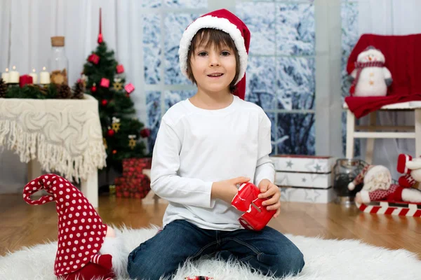 Tatlı küçük çocuk, anne için mevcut satın almak onun piggy banka kırma — Stok fotoğraf