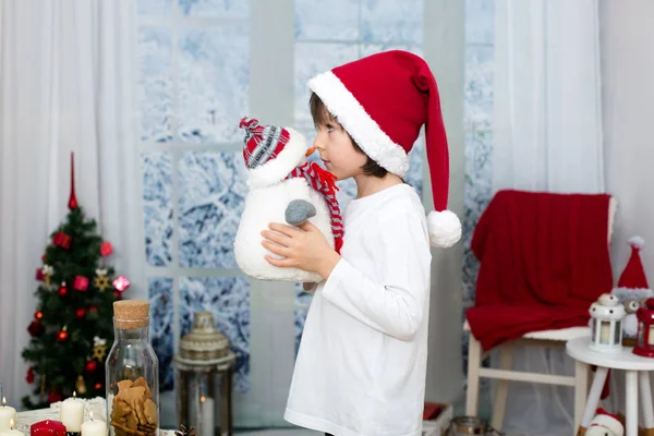 Retrato navideño de lindo niño preescolar, comiendo galletas — Foto de Stock