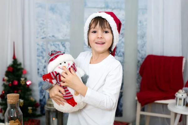 Retrato navideño de lindo niño preescolar, comiendo galletas —  Fotos de Stock