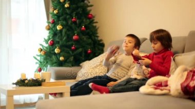 İki sevimli çocuk, evde, çikolata santa Noel mutlu çocukları yemek
