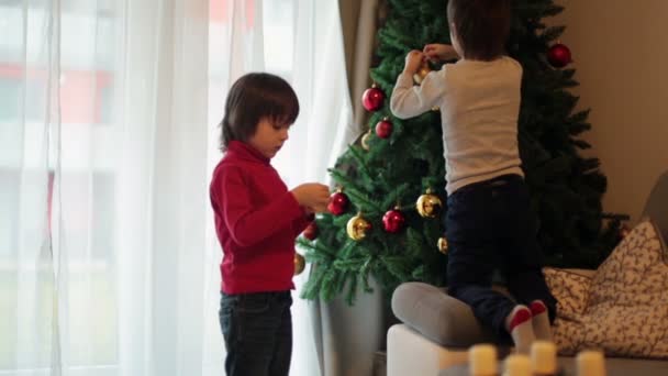 Glückliche Kinder und Mutti, Weihnachtsbaum zu Hause schmücken — Stockvideo