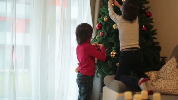 Glückliche Kinder und Mutti, Weihnachtsbaum zu Hause schmücken — Stockvideo