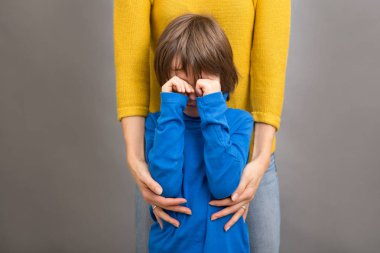 IMAG üzgün küçük çocuk annesi evde, sarılma, çocuk, izole