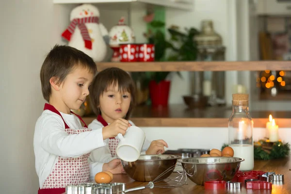 Duas crianças doces, irmãos meninos, preparando biscoitos de gengibre — Fotografia de Stock