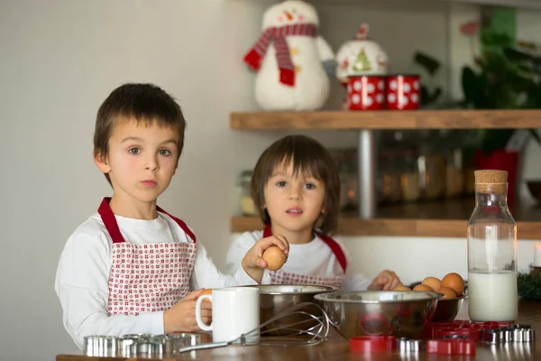 Gingerbread çerezleri hazırlanması iki tatlı çocuk, erkek kardeşler, — Stok fotoğraf