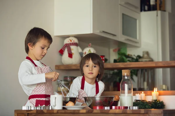 Dos dulces niños, hermanos varones, preparando galletas de jengibre —  Fotos de Stock