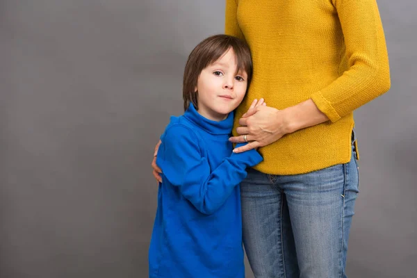 Beetje verdrietig kind, jongen, zijn moeder thuis, knuffelen geïsoleerd imag — Stockfoto