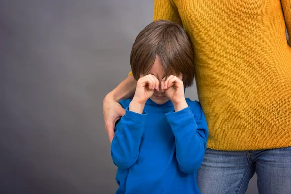 Trauriges kleines Kind, Junge, umarmt seine Mutter zu Hause, isoliert imag — Stockfoto