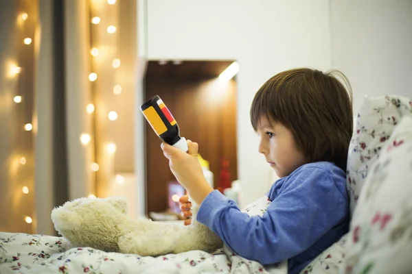 Roztomilý nemocné dítě, chlapec, zůstat v posteli, hraje s Medvídek — Stock fotografie