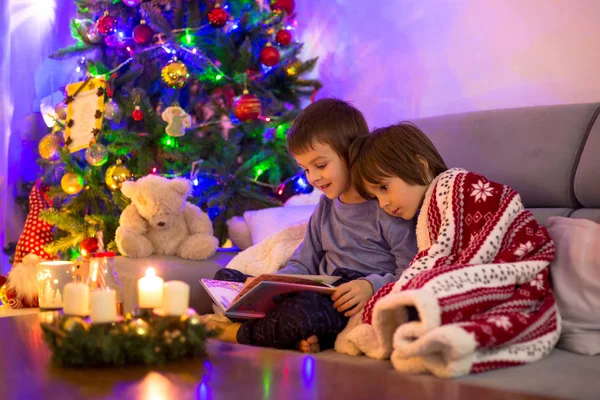 Deux doux enfants, garçons frères, lisant un livre — Photo