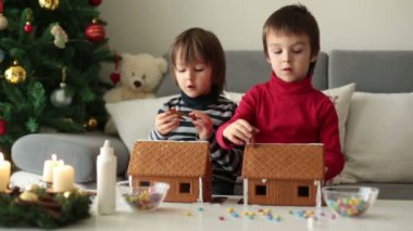 Gösterişli evler Noel için evde, dekorasyon Noel ağacı arkalarında, advent mumları masanın üzerinde çok güzel okul öncesi çocuk, erkek kardeşler,