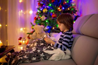 Cep telefonunda oynayan sevimli tatlı çocuk, çocuk, 