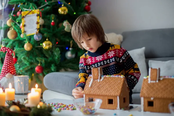 Gingerbrea dekorasyon çok güzel okul öncesi çocuk, erkek kardeşler, — Stok fotoğraf