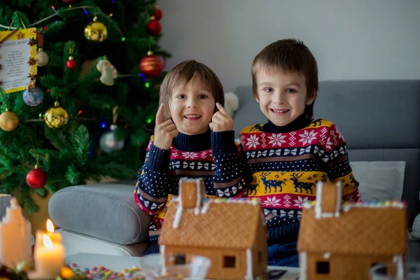 Adorable preschool children, boy brothers, decorating gingerbrea — Stock Photo, Image