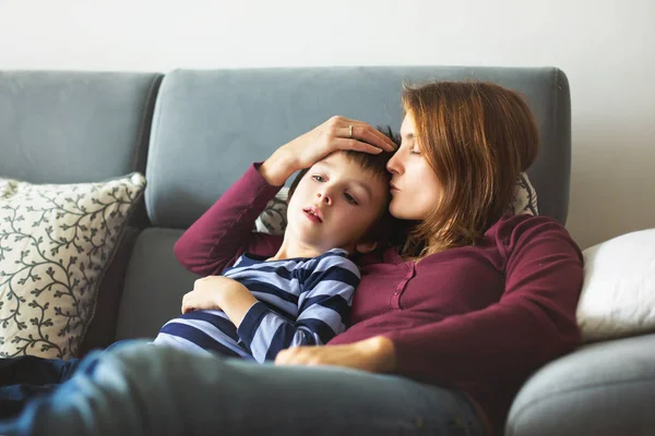 Jonge moeder, houden haar ziek jongetje — Stockfoto