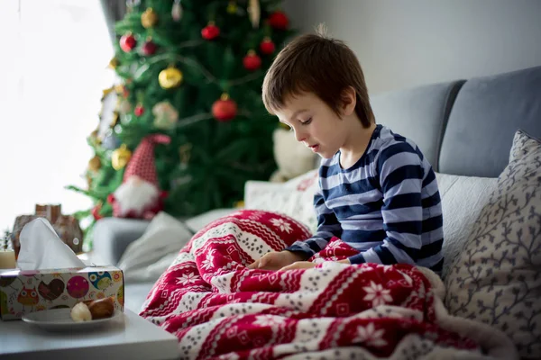 Malade petit enfant, garçon, jouer à la maison sur Noël sur mobile p — Photo