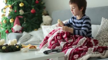 Küçük çocuk, Noel'de hasta yatağında yalan