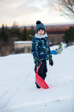 Sevimli çocuk, çocuk, bob karda kayan kış