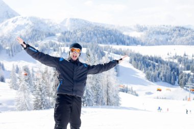 Avusturya dağ beldesinde Kayak genç kayakçı