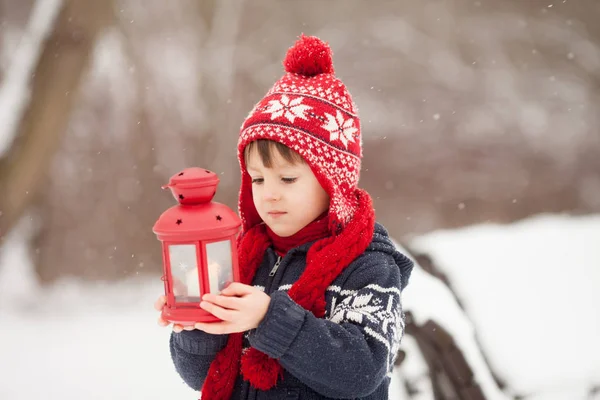 Carino piccolo ragazzo caucasico con orsacchiotto e lanterna rossa, playi — Foto Stock