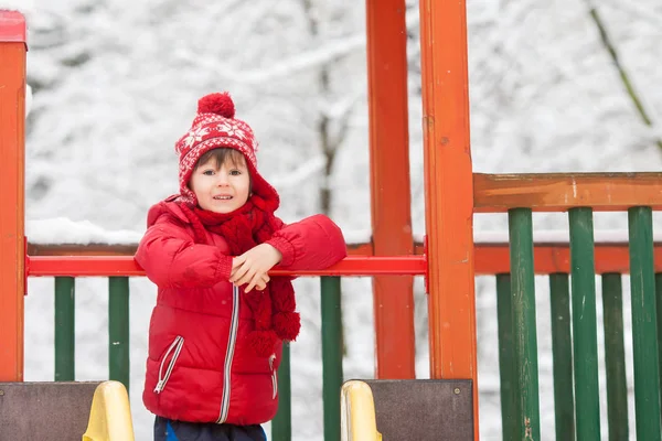 Dulces niños, jugando en la nieve en el patio —  Fotos de Stock