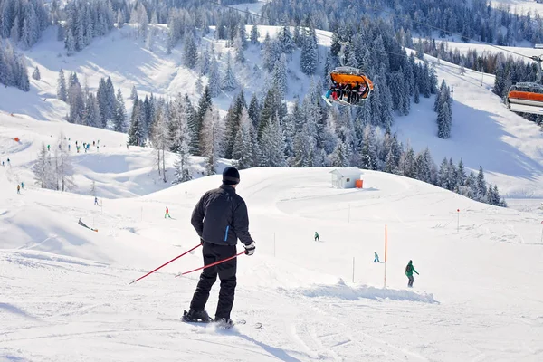 Jeune skieur, profitant de la vue depuis le sommet des montagnes en Autriche — Photo