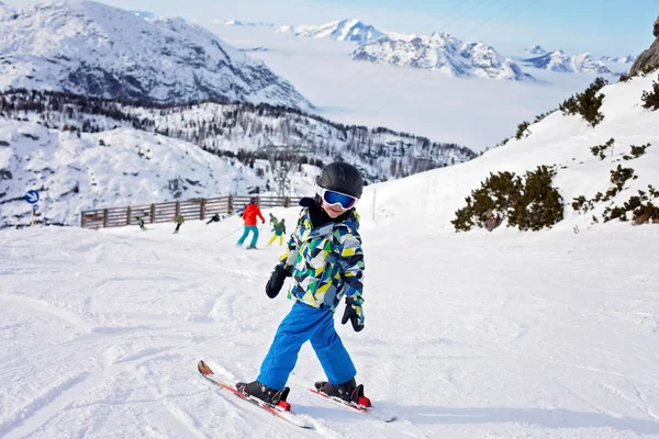 Aranyos kisfiú, tanulás ski, az osztrák síparadicsomban — Stock Fotó