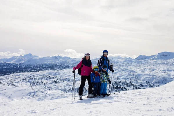 Jeune famille heureuse avec deux enfants, garçons frères, ski en A — Photo