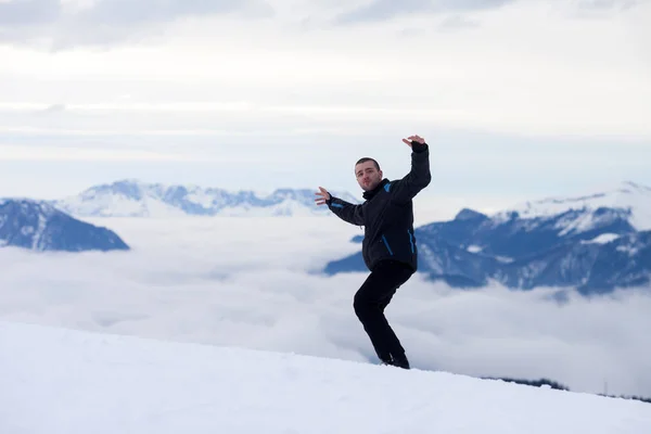 Jovem esquiador, desfrutando da vista do topo das montanhas na Áustria — Fotografia de Stock