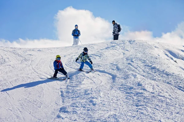 Dos niños pequeños, hermanos hermanos, esquiando en la montaña austriaca —  Fotos de Stock