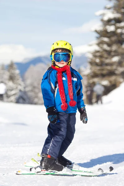 Симпатичный маленький мальчик, счастливо катается на лыжах в австрийском горнолыжном курорте в мо — стоковое фото