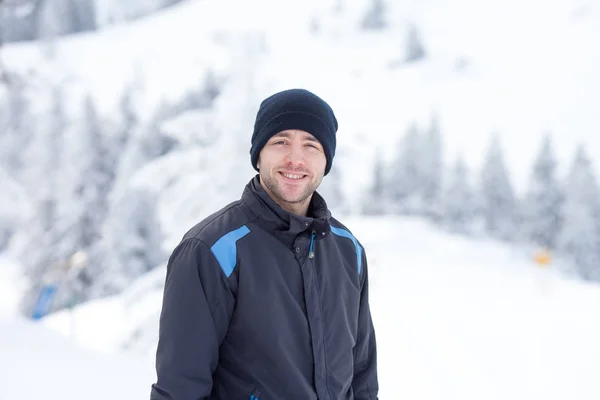 Jovem esquiador, esquiando em um resort de montanha austríaco — Fotografia de Stock