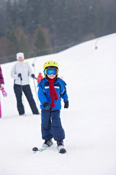 Malé dítě, lyžování na sněhu svahu v lyžařském středisku v Rakousku — Stock fotografie