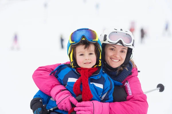 Słodkie młody chłopak i jego matka, nauka na nartach na łagodnym narciarskie sl — Zdjęcie stockowe