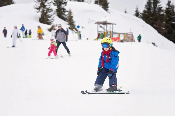 Молодий дитини, катання на лижах на сніг ухил у гірськолижному курорті в Австрії — стокове фото