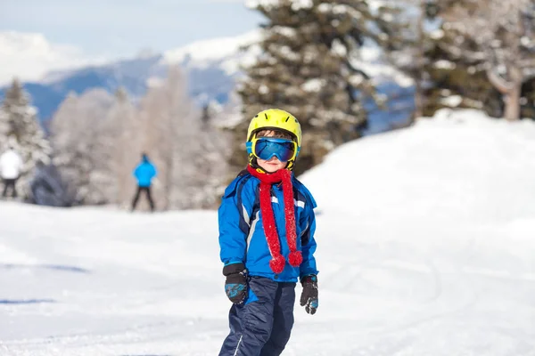 Χαριτωμένο μικρό αγόρι, ευτυχώς σκι στο χιονοδρομικό κέντρο αυστριακή σε mo — Φωτογραφία Αρχείου