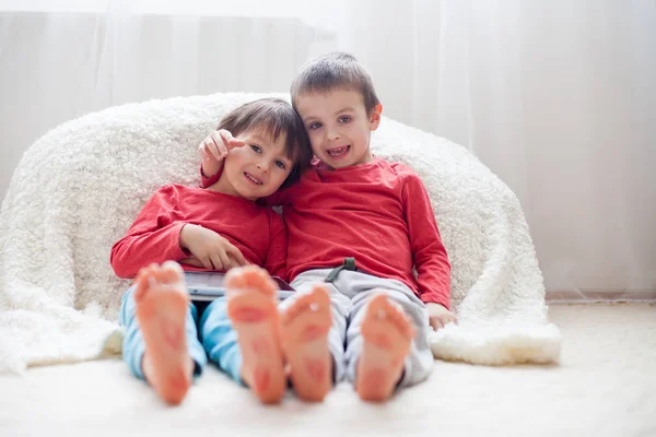 Weinig kinderen voeten, bedekt met prints van kussen — Stockfoto